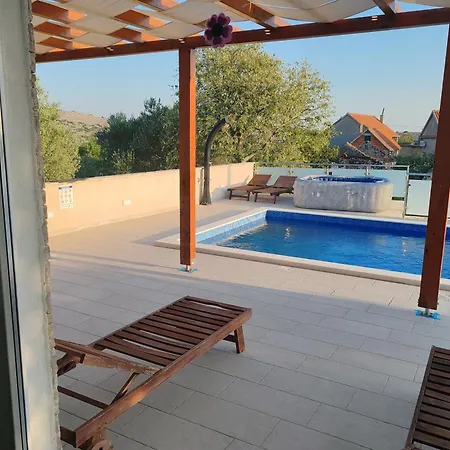 Olivia - Jasenice, With Swimming Pool And Jacuzzi جاسينايس
