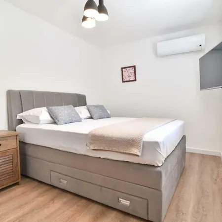 Olivia - Jasenice, With Swimming Pool And Jacuzzi וילה