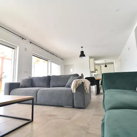 Olivia - Jasenice, With Swimming Pool And Jacuzzi וילה