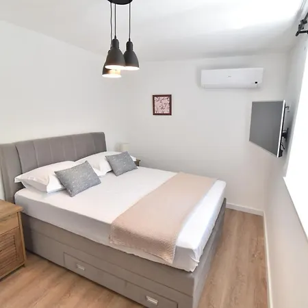 Olivia - Jasenice, With Swimming Pool And Jacuzzi וילה